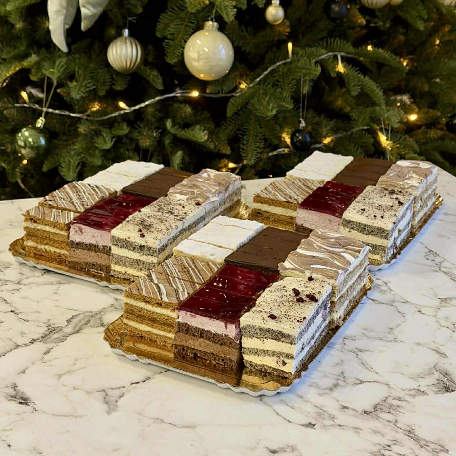 Tálcás sütemények válogatása